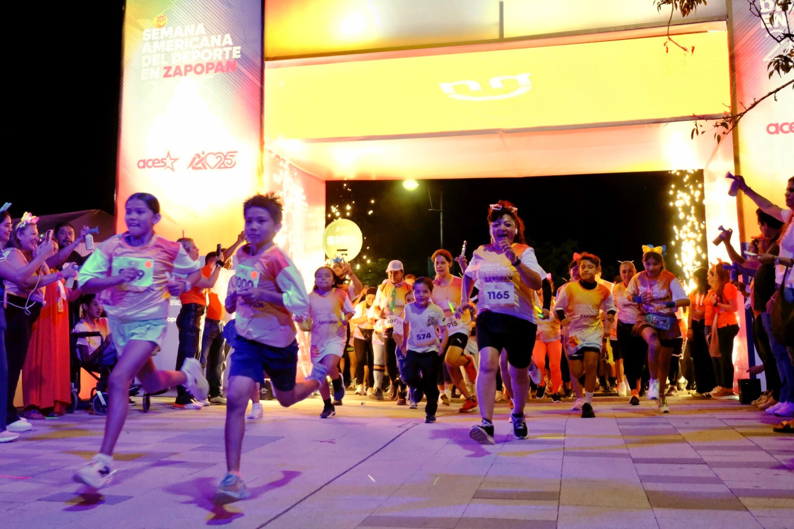 Vive Zapopan la fiesta neón del serial ‘Jalisco Corre’
